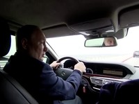 Penampakan Langka Putin Bawa Mobil Mercy ke 'Medan Perang'