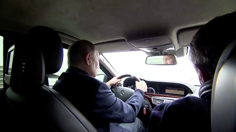 Putin berkendara melintasi jembatan Krimea dengan Mercedes. (Reuters TV)