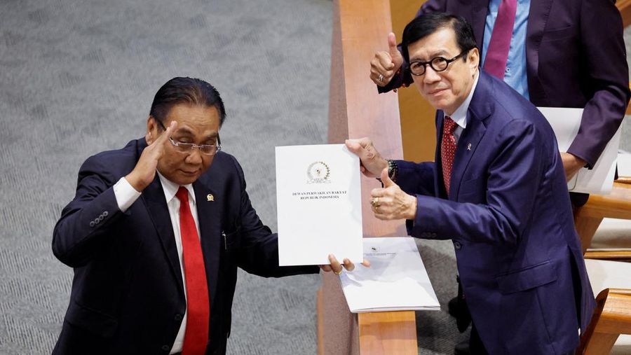 Yasonna Laoly, Menteri Hukum dan Hak Asasi Manusia Indonesia, menerima laporan hukum pidana baru dari Bambang Wuryanto, ketua komisi yang mengawasi revisi, selama rapat paripurna parlemen di Jakarta, Indonesia, 6 Desember 2022. REUTERS/Willy Kurniawan