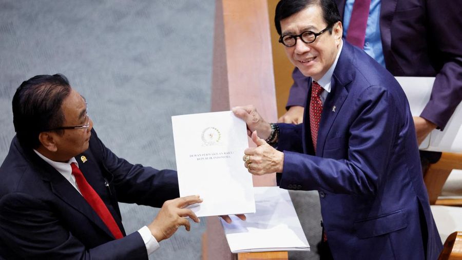 Yasonna Laoly, Menteri Hukum dan Hak Asasi Manusia Indonesia, menerima laporan hukum pidana baru dari Bambang Wuryanto, ketua komisi yang mengawasi revisi, selama rapat paripurna parlemen di Jakarta, Indonesia, 6 Desember 2022. REUTERS/Willy Kurniawan
