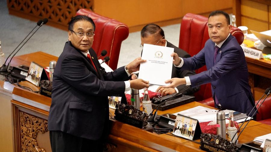 Bambang Wuryanto, ketua komisi DPR yang mengawasi revisi, menyerahkan laporan KUHP baru kepada Sufmi Dasco Ahmad, Wakil Ketua DPR, dalam rapat paripurna parlemen di Jakarta, Indonesia, 6 Desember 2022. REUTERS/ Willy Kurniawan