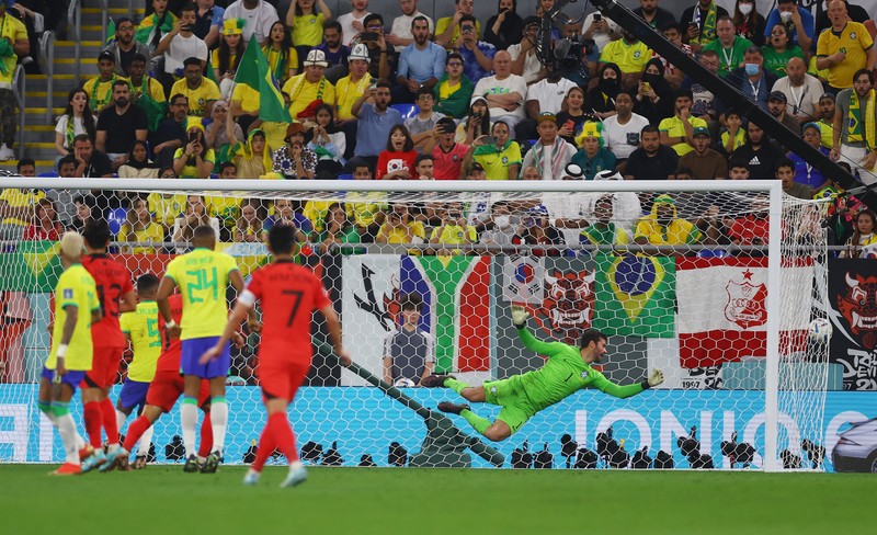SOCCER-WORLDCUP-BRA-KOR/REPORT Soccer Football - FIFA World Cup Qatar 2022 - Round of 16 - Brazil v South Korea - Stadium 974, Doha, Qatar - December 5, 2022 Brazil's Vinicius Junior scores their first goal REUTERS/Kim Hong-Ji