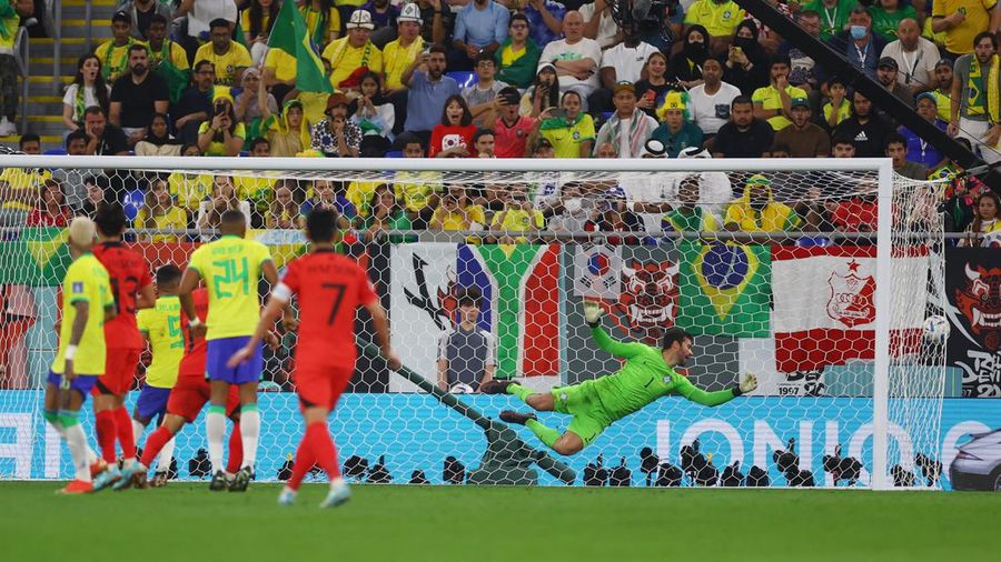 Soccer Football - FIFA World Cup Qatar 2022 - Round of 16 - Brazil v South Korea - Stadium 974, Doha, Qatar - December 5, 2022 South Korea's Paik Seung-ho scores their first goal past Brazil's Alisson REUTERS/Kai Pfaffenbach