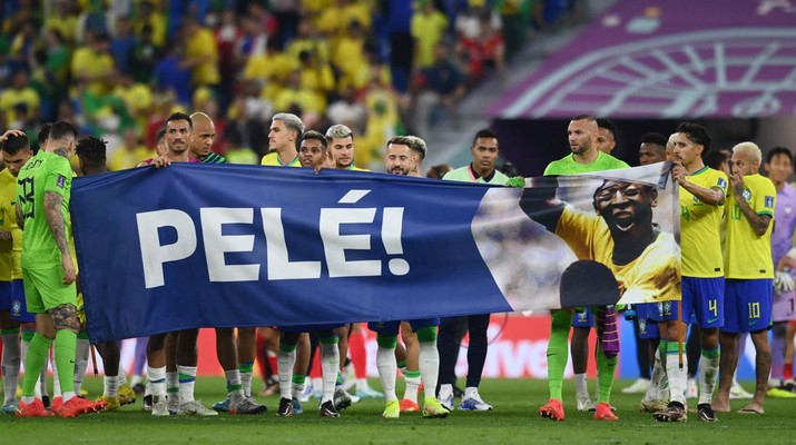 SOCCER-WORLDCUP-BRA-KOR/REPORT Soccer Football - FIFA World Cup Qatar 2022 - Round of 16 - Brazil v South Korea - Stadium 974, Doha, Qatar - December 5, 2022 Brazil players hold a banner of former Brazil player Pele after the match REUTERS/Annegret Hilse