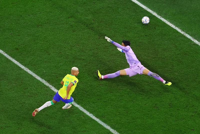 Soccer Football - FIFA World Cup Qatar 2022 - Round of 16 - Brazil v South Korea - Stadium 974, Doha, Qatar - December 5, 2022 Brazil's Vinicius Junior scores their first goal REUTERS/Kim Hong-Ji
