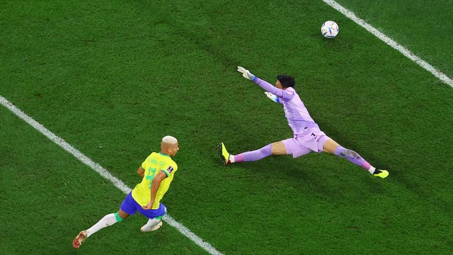 Soccer Football - FIFA World Cup Qatar 2022 - Round of 16 - Brazil v South Korea - Stadium 974, Doha, Qatar - December 5, 2022 Brazil's Vinicius Junior scores their first goal REUTERS/Kim Hong-Ji