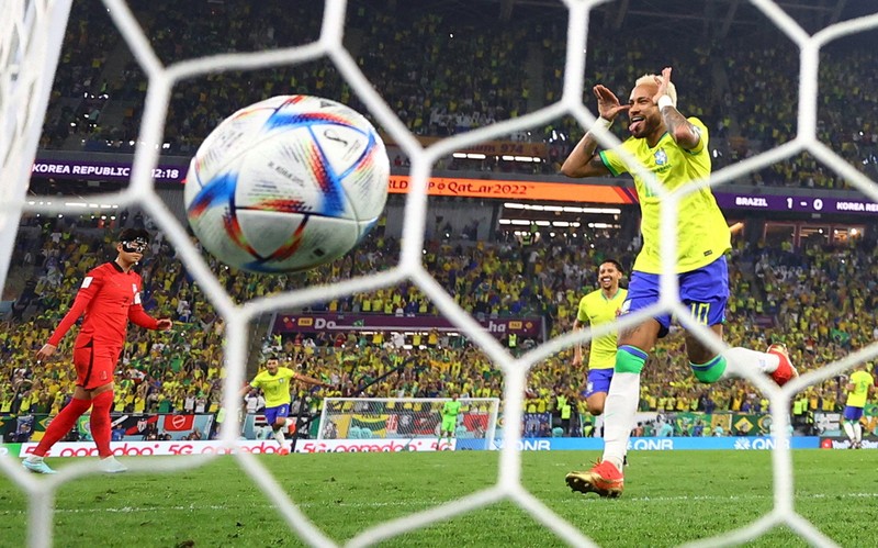 Soccer Football - FIFA World Cup Qatar 2022 - Round of 16 - Brazil v South Korea - Stadium 974, Doha, Qatar - December 5, 2022 Brazil's Vinicius Junior scores their first goal REUTERS/Kim Hong-Ji