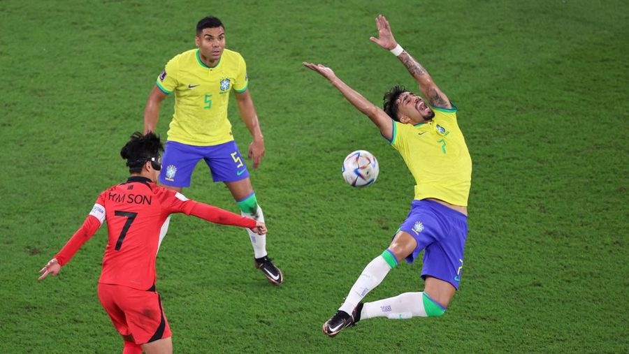 Soccer Football - FIFA World Cup Qatar 2022 - Round of 16 - Brazil v South Korea - Stadium 974, Doha, Qatar - December 5, 2022 Brazil's Lucas Paqueta in action with South Korea's Son Heung-min REUTERS/Pedro Nunes     TPX IMAGES OF THE DAY