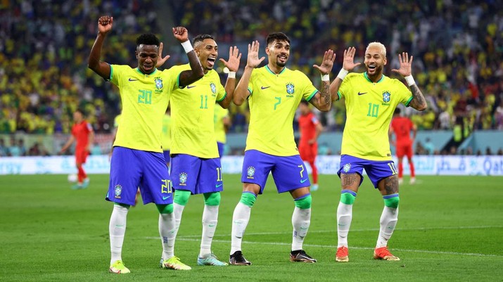 SOCCER-WORLDCUP-BRA-KOR/REPORT Soccer Football - FIFA World Cup Qatar 2022 - Round of 16 - Brazil v South Korea - Stadium 974, Doha, Qatar - December 5, 2022 Brazil's Neymar celebrates scoring their second goal with Vinicius Junior, Raphinha and Lucas Paqueta REUTERS/Carl Recine TPX IMAGES OF THE DAY