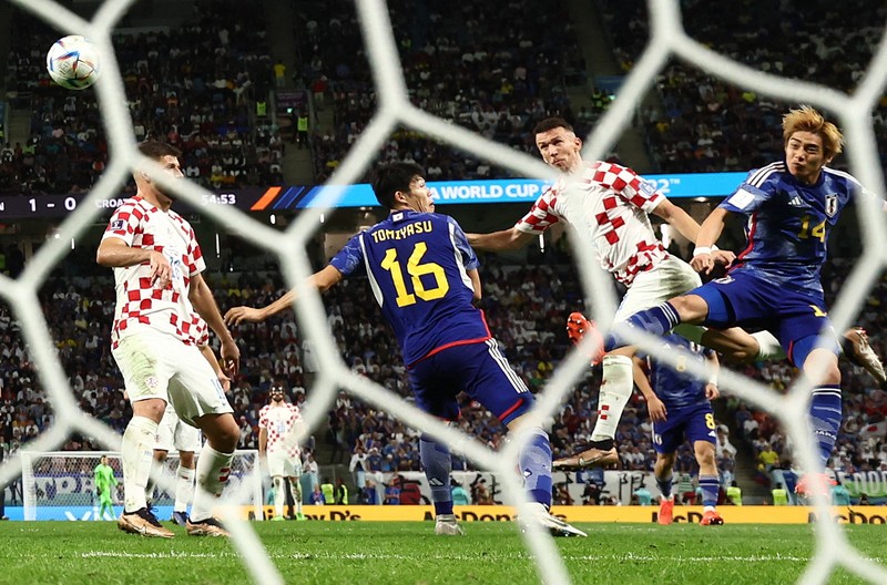 SOCCER-WORLDCUP-JPN-CRO/REPORT Soccer Football - FIFA World Cup Qatar 2022 - Round of 16 - Japan v Croatia - Al Janoub Stadium, Al Wakrah, Qatar - December 5, 2022 General view inside the stadium during the match REUTERS/Peter Cziborra TPX IMAGES OF THE DAY