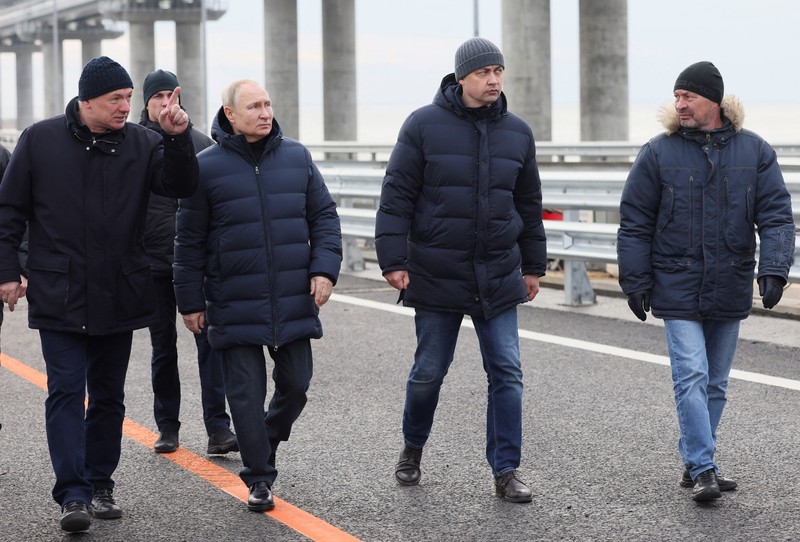 Putin berkendara melintasi jembatan Krimea dengan Mercedes. (Reuters TV)