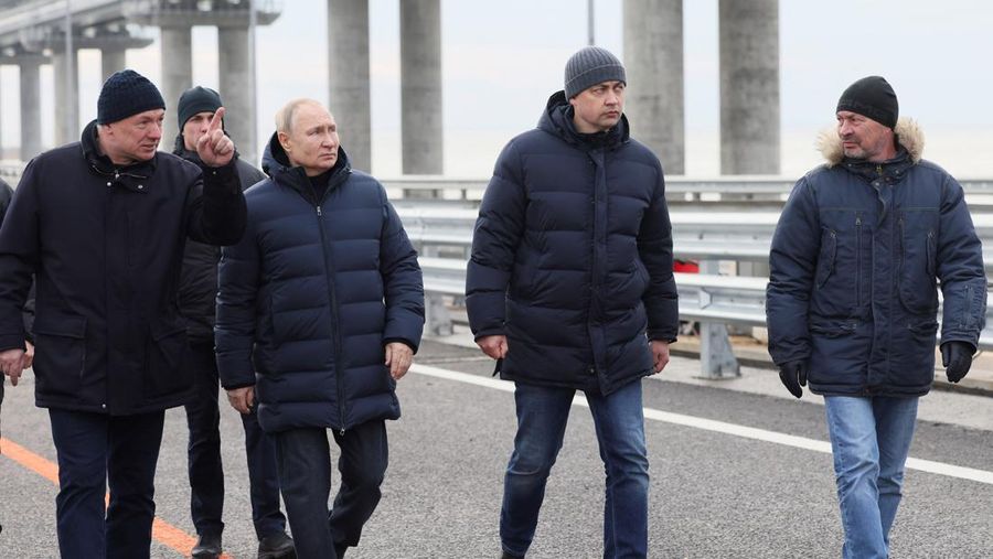 Putin berkendara melintasi jembatan Krimea dengan Mercedes. (Reuters TV)