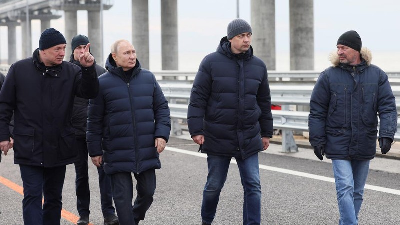 Putin berkendara melintasi jembatan Krimea dengan Mercedes. (Reuters TV)