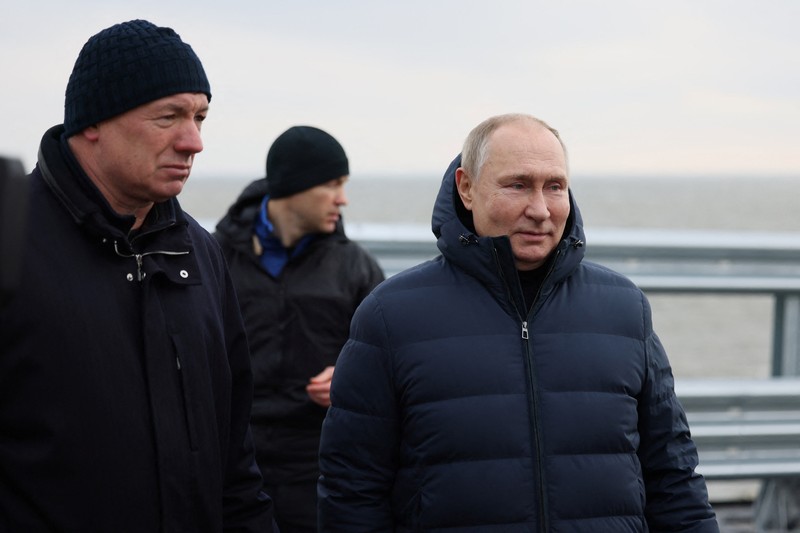 Putin berkendara melintasi jembatan Krimea dengan Mercedes. (Reuters TV)
