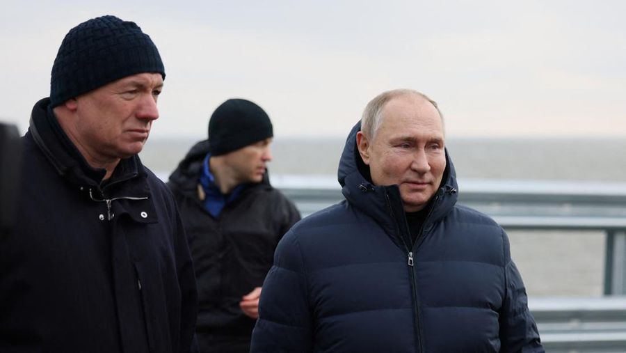 Putin berkendara melintasi jembatan Krimea dengan Mercedes. (Reuters TV)