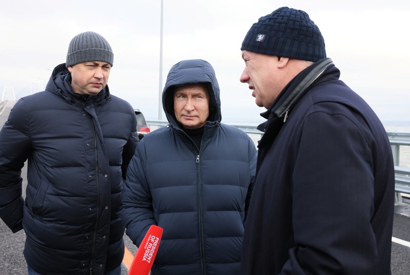 Putin berkendara melintasi jembatan Krimea dengan Mercedes. (Reuters TV) Putin berkendara melintasi jembatan Krimea dengan Mercedes. (Reuters TV)