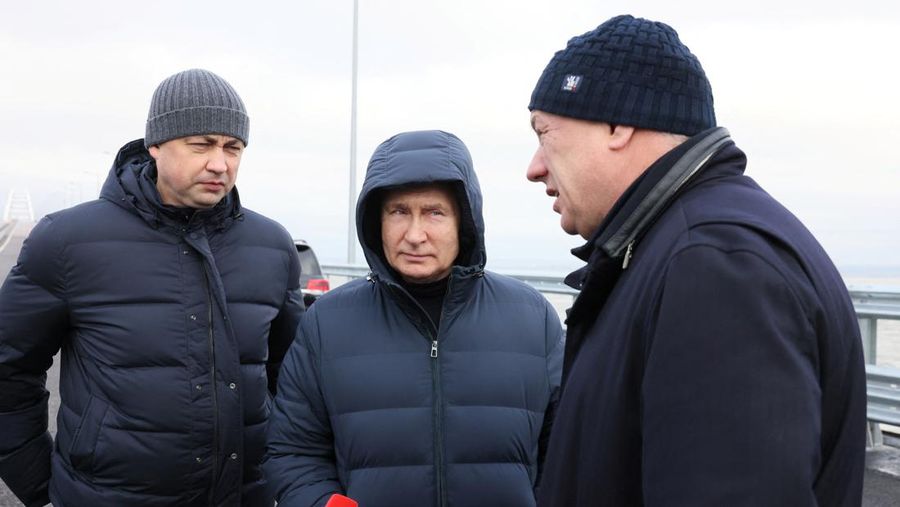 Putin berkendara melintasi jembatan Krimea dengan Mercedes. (Reuters TV)
