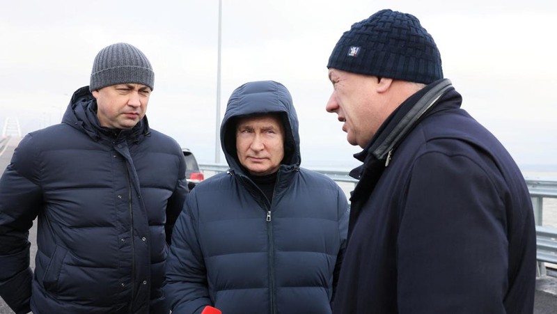 Putin berkendara melintasi jembatan Krimea dengan Mercedes. (Reuters TV)