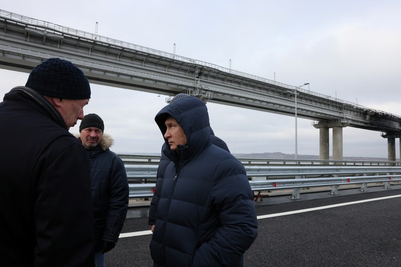 Putin berkendara melintasi jembatan Krimea dengan Mercedes. (Reuters TV)