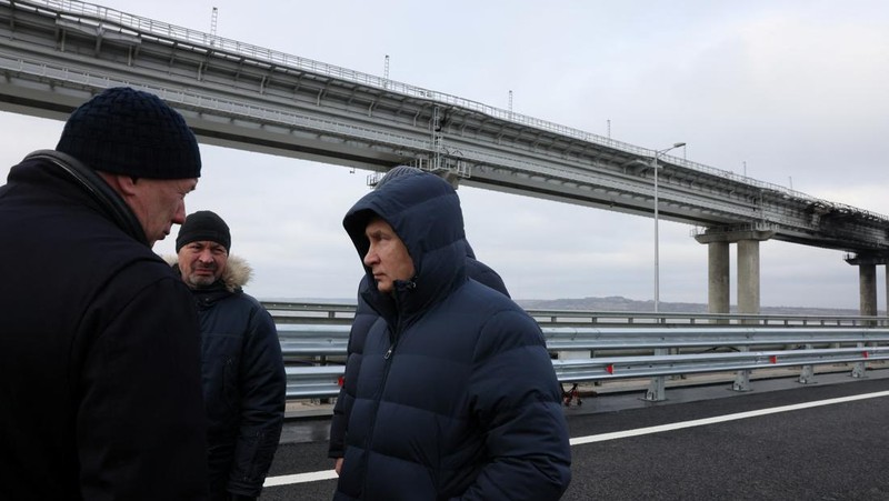 Putin berkendara melintasi jembatan Krimea dengan Mercedes. (Reuters TV)