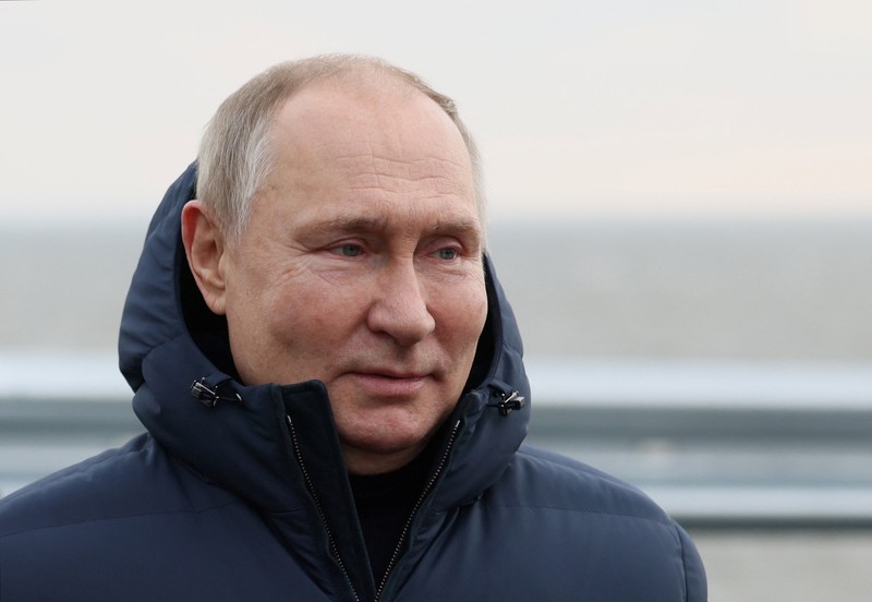 Putin berkendara melintasi jembatan Krimea dengan Mercedes. (Reuters TV) Putin berkendara melintasi jembatan Krimea dengan Mercedes. (Reuters TV)