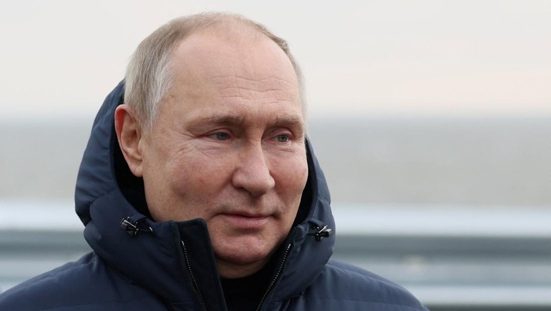 Putin berkendara melintasi jembatan Krimea dengan Mercedes. (Reuters TV)