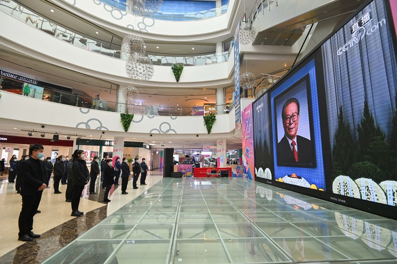 Orang-orang berdiri diam di jalan, Pada 6 Desember 2022, Nanjing, Provinsi Jiangsu, Tiongkok. Pada hari yang sama, pertemuan peringatan untuk Kamerad Jiang Zemin diadakan, dan orang-orang di negara itu mengheningkan cipta selama 3 menit. Orang-orang berdiri diam di jalan, Pada 6 Desember 2022, Nanjing, Provinsi Jiangsu, Tiongkok. Pada hari yang sama, pertemuan peringatan untuk Kamerad Jiang Zemin diadakan, dan orang-orang di negara itu mengheningkan cipta selama 3 menit. Semua tempat dengan sirene berbunyi selama 3 menit, dan alarm pertahanan udara berbunyi selama 3 menit. (Photo credit should read CFOTO/Future Publishing via Getty Images)