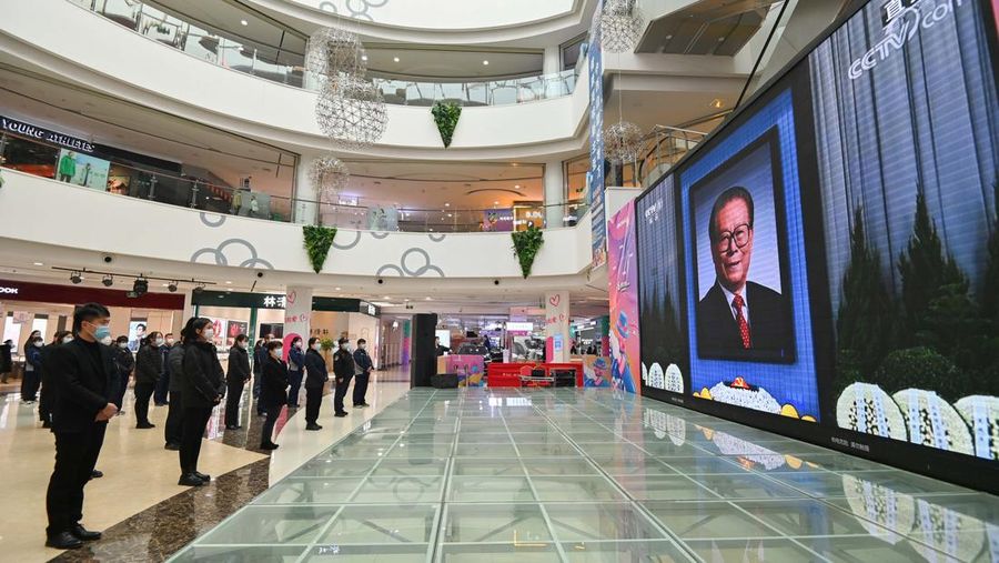 Orang-orang berdiri diam di jalan, Pada 6 Desember 2022, Nanjing, Provinsi Jiangsu, Tiongkok. Pada hari yang sama, pertemuan peringatan untuk Kamerad Jiang Zemin diadakan, dan orang-orang di negara itu mengheningkan cipta selama 3 menit. Semua tempat dengan sirene berbunyi selama 3 menit, dan alarm pertahanan udara berbunyi selama 3 menit. (Photo credit should read CFOTO/Future Publishing via Getty Images)