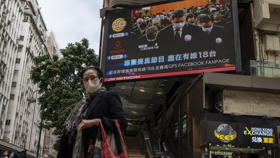 Orang-orang berdiri diam di jalan, Pada 6 Desember 2022, Nanjing, Provinsi Jiangsu, Tiongkok. Pada hari yang sama, pertemuan peringatan untuk Kamerad Jiang Zemin diadakan, dan orang-orang di negara itu mengheningkan cipta selama 3 menit. Semua tempat dengan sirene berbunyi selama 3 menit, dan alarm pertahanan udara berbunyi selama 3 menit. (Photo credit should read CFOTO/Future Publishing via Getty Images)