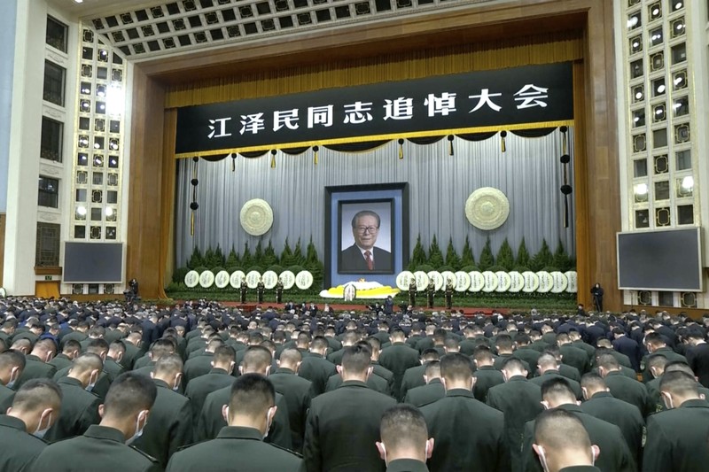 Orang-orang berdiri diam di jalan, Pada 6 Desember 2022, Nanjing, Provinsi Jiangsu, Tiongkok. Pada hari yang sama, pertemuan peringatan untuk Kamerad Jiang Zemin diadakan, dan orang-orang di negara itu mengheningkan cipta selama 3 menit. Orang-orang berdiri diam di jalan, Pada 6 Desember 2022, Nanjing, Provinsi Jiangsu, Tiongkok. Pada hari yang sama, pertemuan peringatan untuk Kamerad Jiang Zemin diadakan, dan orang-orang di negara itu mengheningkan cipta selama 3 menit. Semua tempat dengan sirene berbunyi selama 3 menit, dan alarm pertahanan udara berbunyi selama 3 menit. (Photo credit should read CFOTO/Future Publishing via Getty Images)