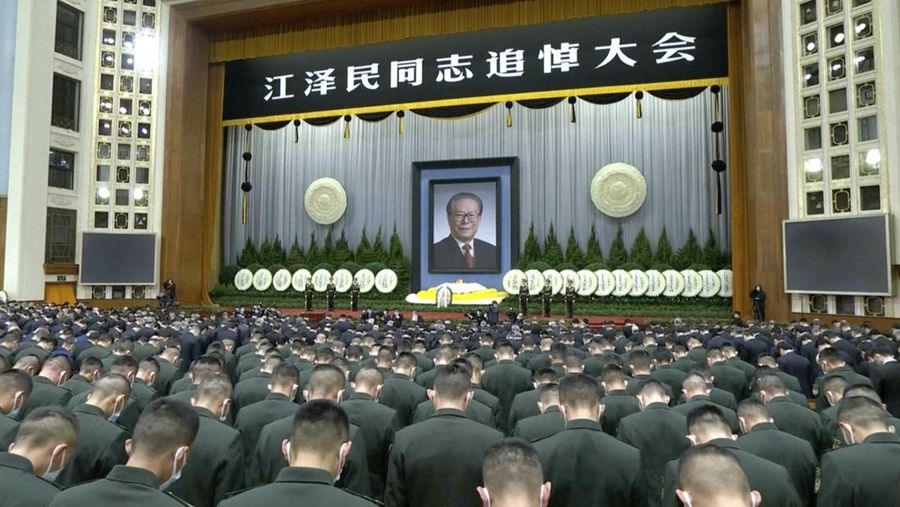 Orang-orang berdiri diam di jalan, Pada 6 Desember 2022, Nanjing, Provinsi Jiangsu, Tiongkok. Pada hari yang sama, pertemuan peringatan untuk Kamerad Jiang Zemin diadakan, dan orang-orang di negara itu mengheningkan cipta selama 3 menit. Semua tempat dengan sirene berbunyi selama 3 menit, dan alarm pertahanan udara berbunyi selama 3 menit. (Photo credit should read CFOTO/Future Publishing via Getty Images)