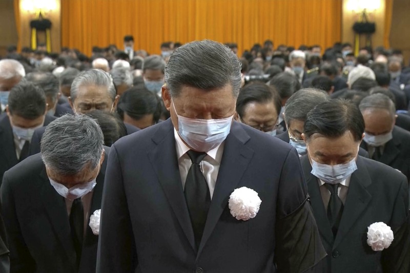 Orang-orang berdiri diam di jalan, Pada 6 Desember 2022, Nanjing, Provinsi Jiangsu, Tiongkok. Pada hari yang sama, pertemuan peringatan untuk Kamerad Jiang Zemin diadakan, dan orang-orang di negara itu mengheningkan cipta selama 3 menit. Semua tempat dengan sirene berbunyi selama 3 menit, dan alarm pertahanan udara berbunyi selama 3 menit. (Photo credit should read CFOTO/Future Publishing via Getty Images)