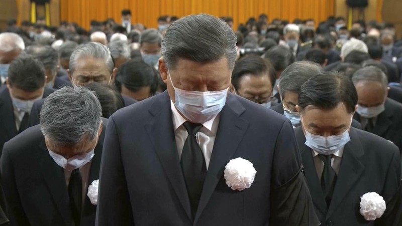 Orang-orang berdiri diam di jalan, Pada 6 Desember 2022, Nanjing, Provinsi Jiangsu, Tiongkok. Pada hari yang sama, pertemuan peringatan untuk Kamerad Jiang Zemin diadakan, dan orang-orang di negara itu mengheningkan cipta selama 3 menit. Semua tempat dengan sirene berbunyi selama 3 menit, dan alarm pertahanan udara berbunyi selama 3 menit. (Photo credit should read CFOTO/Future Publishing via Getty Images)