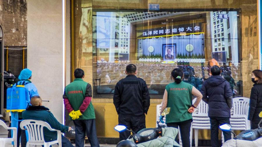 Orang-orang berdiri diam di jalan, Pada 6 Desember 2022, Nanjing, Provinsi Jiangsu, Tiongkok. Pada hari yang sama, pertemuan peringatan untuk Kamerad Jiang Zemin diadakan, dan orang-orang di negara itu mengheningkan cipta selama 3 menit. Semua tempat dengan sirene berbunyi selama 3 menit, dan alarm pertahanan udara berbunyi selama 3 menit. (Photo credit should read CFOTO/Future Publishing via Getty Images)