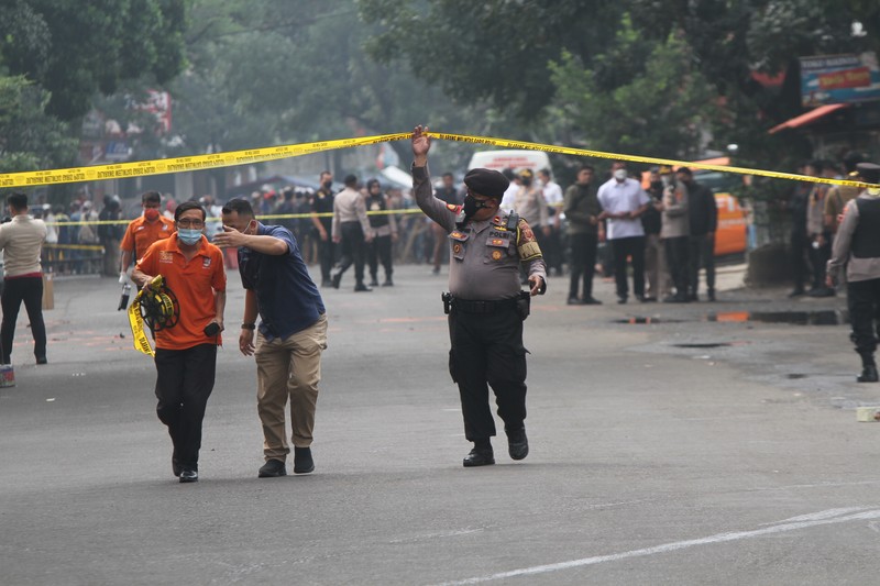 Aparat kepolisian berjaga di jalan dekat lokasi serangan bom bunuh diri di Bandung, Indonesia pada 7 Desember 2022. Aparat kepolisian berjaga di jalan dekat lokasi serangan bom bunuh diri di Bandung, Indonesia pada 7 Desember 2022. Menurut informasi dari kepolisian, serangan bom bunuh diri di kantor polisi Astanaanyar pada pagi hari waktu setempat, menewaskan pelaku, satu polisi, dan melukai orang lain.(Taofik Hidayat Ahmad/Anadolu Agency via Getty Images)