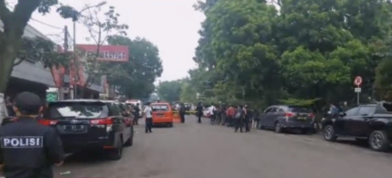 Suasana Polsek Astanaanyar usai ledakan bom, Kota Bandung, Jawa Barat. (Tangkapan Layar)