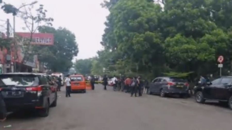 Suasana Polsek Astanaanyar usai ledakan bom, Kota Bandung, Jawa Barat. (Tangkapan Layar)