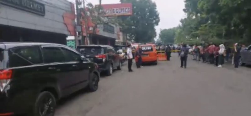 Suasana Polsek Astanaanyar usai ledakan bom, Kota Bandung, Jawa Barat. (Tangkapan Layar)