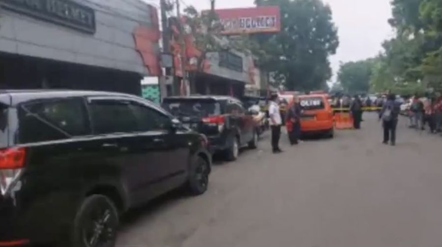 Suasana Polsek Astanaanyar usai ledakan bom, Kota Bandung, Jawa Barat. (Tangkapan Layar)