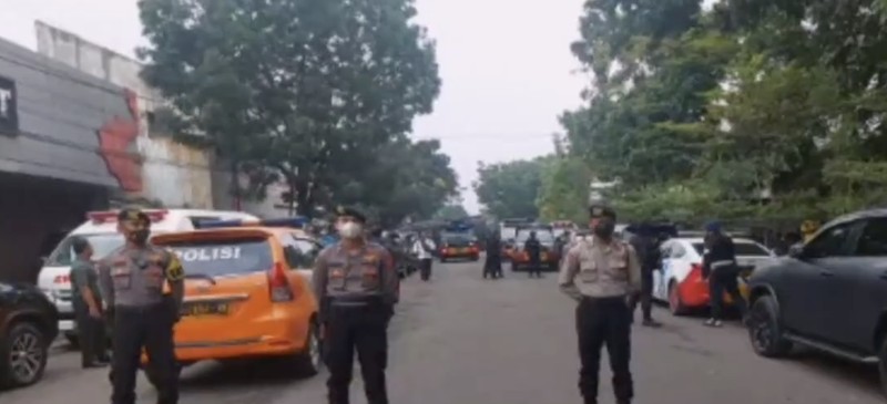 Suasana Polsek Astanaanyar usai ledakan bom, Kota Bandung, Jawa Barat. (Tangkapan Layar)