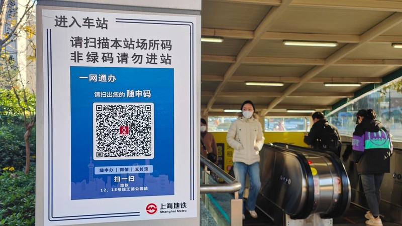 Orang-orang berbelanja sayuran di pasar basah karena Tiayuan tidak lagi mewajibkan orang untuk menunjukkan hasil tes asam nukleat negatif sebelum memasuki tempat umum pada 7 Desember 2022 di Taiyuan, Provinsi Shanxi China. (Wei Liang/China News Service via Getty Images)