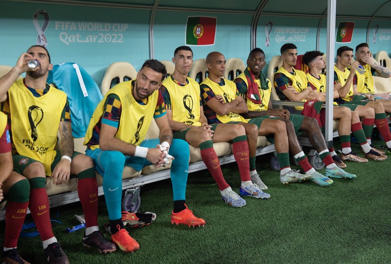 Cristiano Ronaldo Portugal di bangku cadangan selama pertandingan Piala Dunia FIFA Babak 16 di Stadion Lusail di Lusail, Qatar. Tanggal pengambilan gambar: Selasa 6 Desember 2022. Cristiano Ronaldo Portugal di bangku cadangan selama pertandingan Piala Dunia FIFA Babak 16 di Stadion Lusail di Lusail, Qatar. Tanggal pengambilan gambar: Selasa 6 Desember 2022. (Martin Rickett/PA Images via Getty Images)