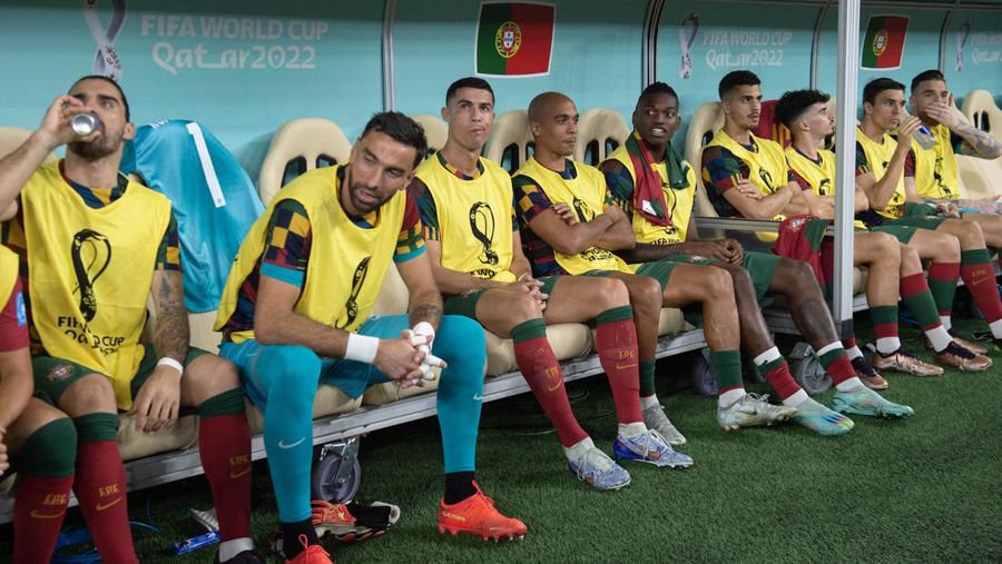 Cristiano Ronaldo Portugal di bangku cadangan selama pertandingan Piala Dunia FIFA Babak 16 di Stadion Lusail di Lusail, Qatar. Tanggal pengambilan gambar: Selasa 6 Desember 2022. (Martin Rickett/PA Images via Getty Images)