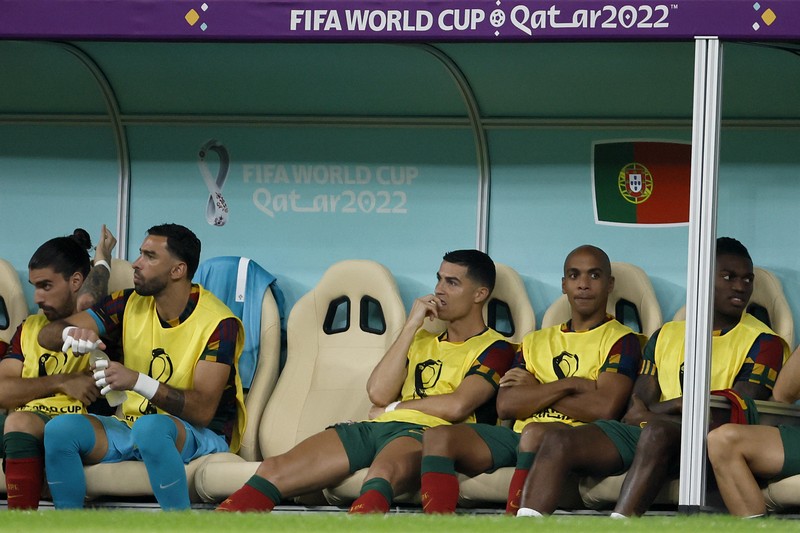 Cristiano Ronaldo Portugal di bangku cadangan selama pertandingan Piala Dunia FIFA Babak 16 di Stadion Lusail di Lusail, Qatar. Tanggal pengambilan gambar: Selasa 6 Desember 2022. Cristiano Ronaldo Portugal di bangku cadangan selama pertandingan Piala Dunia FIFA Babak 16 di Stadion Lusail di Lusail, Qatar. Tanggal pengambilan gambar: Selasa 6 Desember 2022. (Martin Rickett/PA Images via Getty Images)
