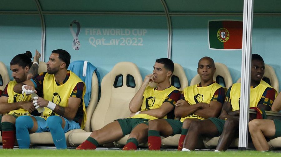 Cristiano Ronaldo Portugal di bangku cadangan selama pertandingan Piala Dunia FIFA Babak 16 di Stadion Lusail di Lusail, Qatar. Tanggal pengambilan gambar: Selasa 6 Desember 2022. (Martin Rickett/PA Images via Getty Images)