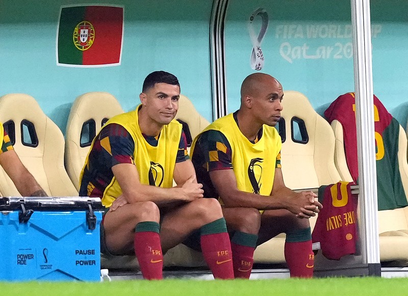 Cristiano Ronaldo Portugal di bangku cadangan selama pertandingan Piala Dunia FIFA Babak 16 di Stadion Lusail di Lusail, Qatar. Tanggal pengambilan gambar: Selasa 6 Desember 2022. Cristiano Ronaldo Portugal di bangku cadangan selama pertandingan Piala Dunia FIFA Babak 16 di Stadion Lusail di Lusail, Qatar. Tanggal pengambilan gambar: Selasa 6 Desember 2022. (Martin Rickett/PA Images via Getty Images)