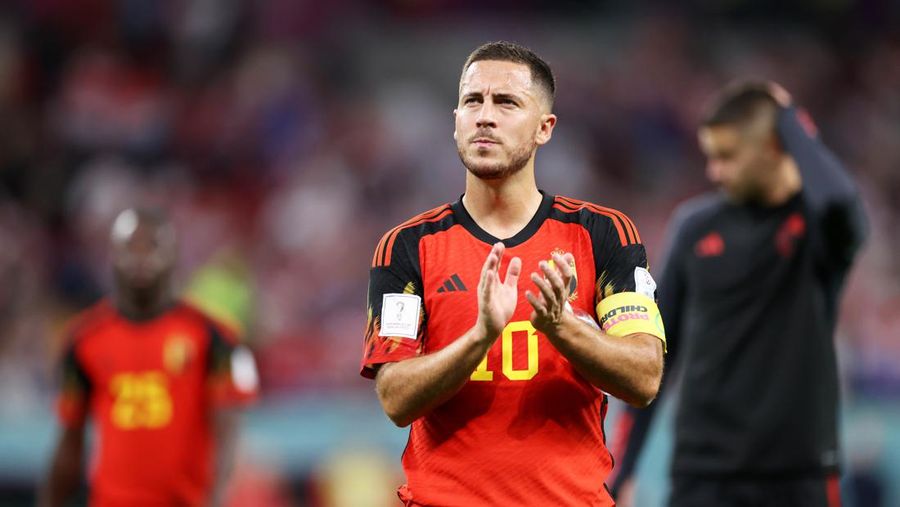 Eden Hazard pemain dari Belgia memuji para penggemar setelah tim mereka tersingkir dari turnamen selama pertandingan Grup F Piala Dunia FIFA 2022 antara Kroasia dan Belgia di Stadion Ahmad Bin Ali pada 01 Desember 2022 di Doha, Qatar. (Photo by Michael Steele/Getty Images)