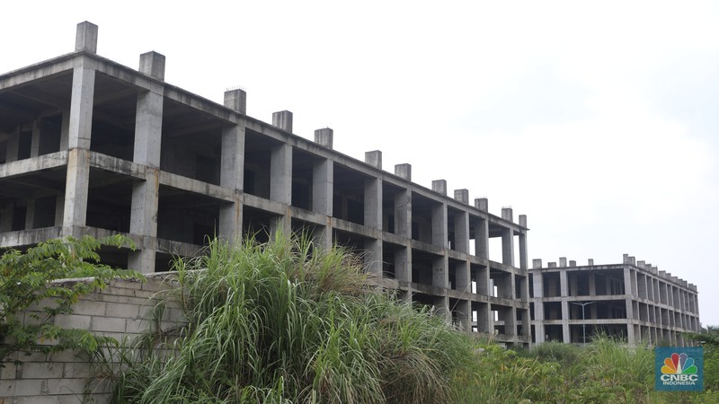 Foto udara suasana pembangunan proyek apartemen Meikarta Distrik 2 yang mangkrak di Cibatu, Cikarang, Kabupaten Bekasi, Rabu (7/12/2022). (CNBC Indonesia/ Andrean Kristianto)