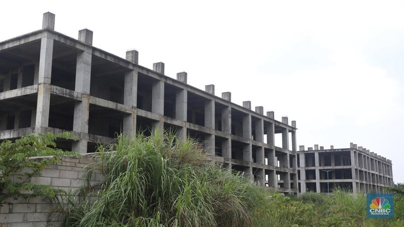 Foto udara suasana pembangunan proyek apartemen Meikarta Distrik 2 yang mangkrak di Cibatu, Cikarang, Kabupaten Bekasi, Rabu (7/12/2022). (CNBC Indonesia/ Andrean Kristianto)