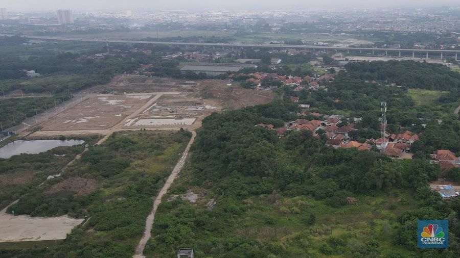 Foto udara suasana pembangunan proyek apartemen Meikarta Distrik 2 yang mangkrak di Cibatu, Cikarang, Kabupaten Bekasi, Rabu (7/12/2022). (CNBC Indonesia/ Andrean Kristianto)